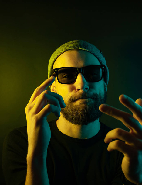 Portrét hipsterského chlapa s barevným světlem. Hipster tvář portrét ve studiu. - Fotografie, Obrázek
