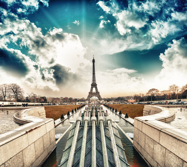 Parijs. mooie eiffel toren landmark, uitzicht op de zonsondergang vanaf troc - Foto, afbeelding