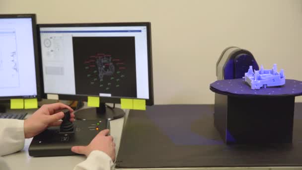 teknisesti ammattimainen kone muovisten listojen 3D-skannaukseen ja mittaukseen laserilla
 - Materiaali, video