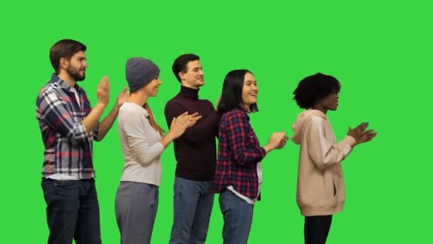 Щасливі молоді люди плескають одне одному руки на зеленому екрані, Chroma Key. - Кадри, відео
