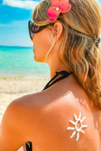 счастливая девушка на море с изображением солнца на спине - Фото, изображение