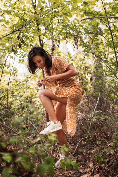 Молода жінка, що йде лісом у сукнях
 - Фото, зображення