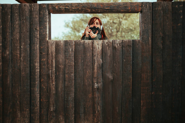 Junge Frau fotografiert von Holzhütte im Wald - Foto, Bild