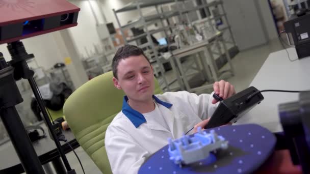 Lazer kullanarak plastik pervazların 3D taraması ve ölçümü için teknik olarak profesyonel makine - Video, Çekim