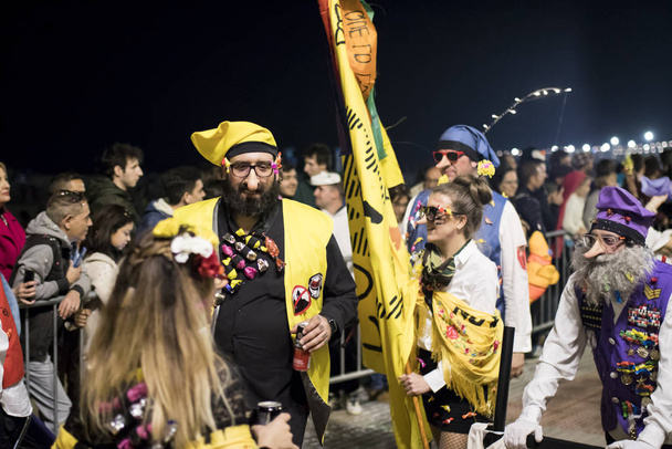 SITGES, SPAGNA - 23 febbraio 2020: Persone all'ultimo giorno del Carnevale di Sitges. Sepoltura Carnestoltes - "Sepoltura della Sardegna" a Sitges
 - Foto, immagini