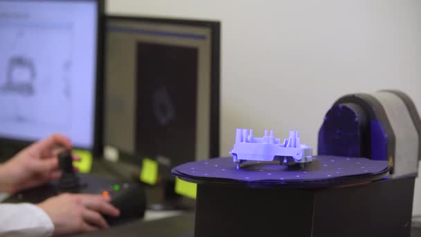 technisch professionelle Maschine zum 3D-Scannen und Vermessen von Kunststoffformen mit einem Laser - Filmmaterial, Video