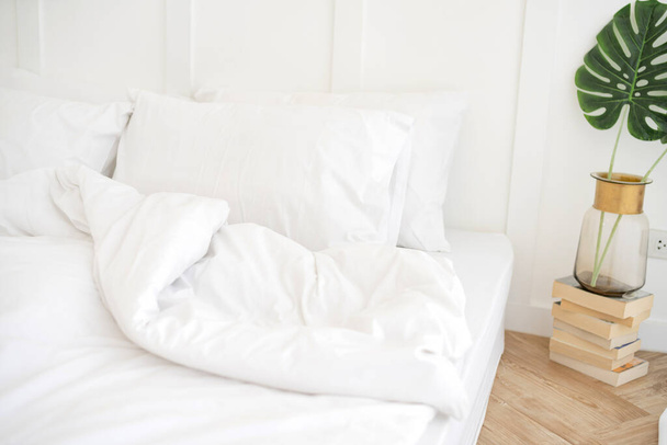 Pokojská s čistými bílými polštáři a povlečení v ložnici krásy. Detailní záběr. pozadí interiéru - Fotografie, Obrázek