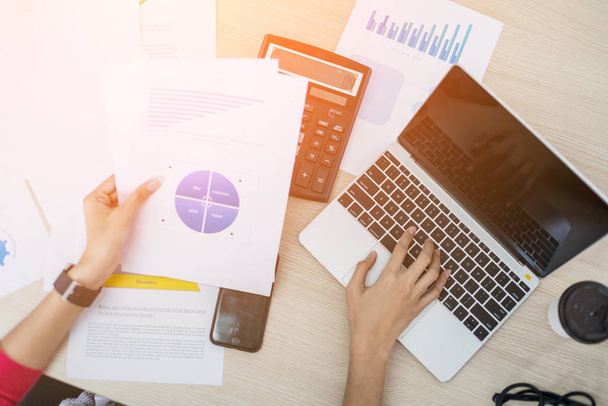 Концепция бизнес-финансовых идей с бизнес-женщиной работать с диаграммой и ноутбука офисного фона
 - Фото, изображение