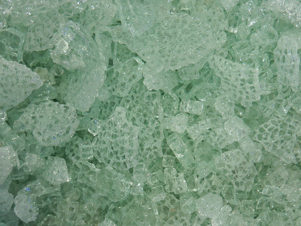 Törött üveg, szilánkok zöld, elvont háttérrel - Fotó, kép