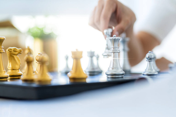 concepto de ideas de negocio de estrategia con juego de tablero de ajedrez con solución de giro de elección manual
 - Foto, Imagen