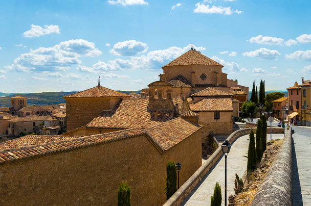 Nice katu ja talot yläosassa vanhan kaupungin Cuenca, Espanja. Kaupunkikuva kauniina kesän päivänä, taustalla vuoret
. - Valokuva, kuva