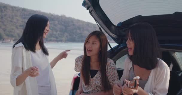 Lachen Happy Friends jonge Aziatische vrouwen groep dansen, spelen ukelele lied op het strand zomervakantie in kofferbak hatchback auto road trip en reisweekend, Vervoer rijden met de auto concept - Video