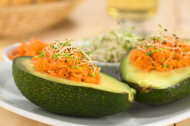 Avocado mit geriebenen Karotten und Rosenkohl - Foto, Bild