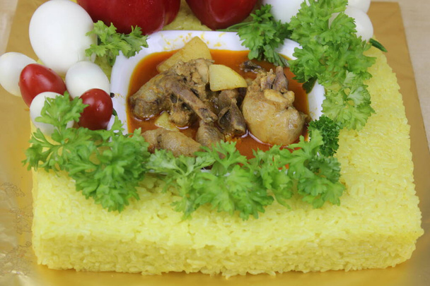 Sarı Glutinous Rice, sebze ve etli Malezya yemeği - Fotoğraf, Görsel