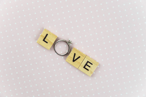 Alfabeto letra de madera bloques de azulejos con palabra amor. Propuesta de matrimonio y concepto de amor para el día de San Valentín con la boda o el anillo de compromiso con brillante.  - Foto, Imagen