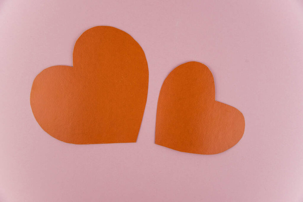 Día de San Valentín y será mi concepto de tarjeta de felicitación para el 14 de febrero. Corazones y palabras románticas sobre el moderno fondo rosado de puntos.  - Foto, imagen
