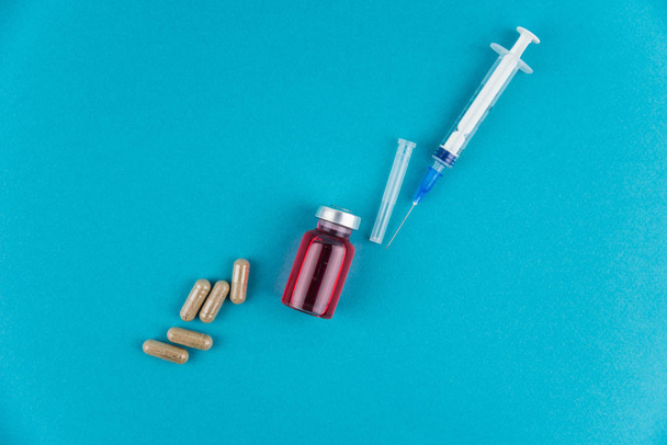 注射用の薬瓶。予防接種のための医療用ガラス瓶、注射器、薬。治療用の液体赤薬又はワクチン、実験室、病院、医療又は薬局の概念におけるインフルエンザ、隔離. - 写真・画像