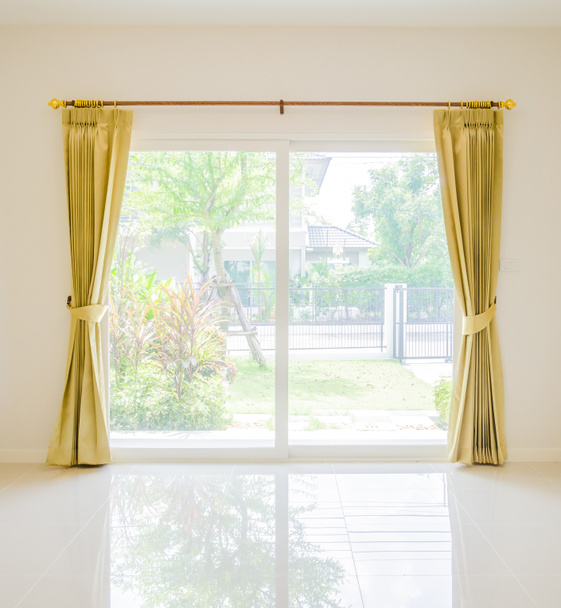 Quarto vazio e cortinas interior
 - Foto, Imagem