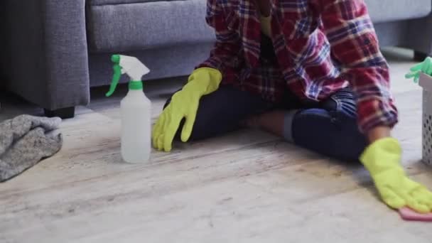 Mujer irreconocible limpia el suelo con detergente especial
. - Imágenes, Vídeo