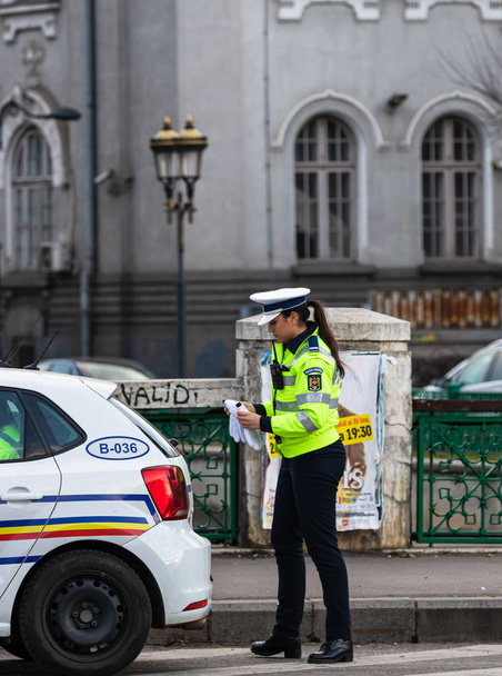 Agente di polizia, polizia stradale rumena (Politia Rutiera) che dirige il traffico durante l'ora di punta del mattino nel centro di Bucarest, Romania, 2020
 - Foto, immagini