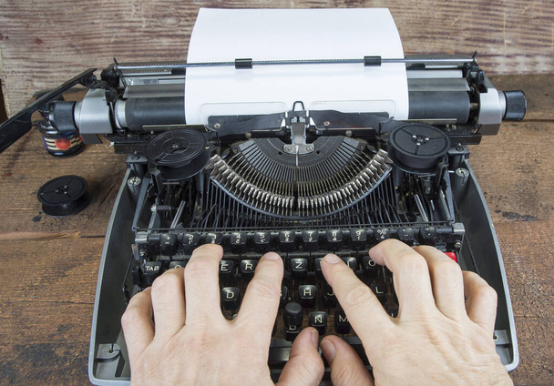 Régi írógép a hetvenes évekből, papírral és másolótérrel. - Fotó, kép