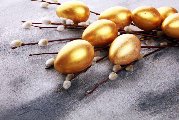 goldene Ostereier und Weidenkätzchen. Palmkätzchen und goldene Eier für den Osterurlaub - Foto, Bild