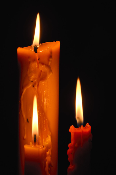 свеча на черном фоне - Фото, изображение