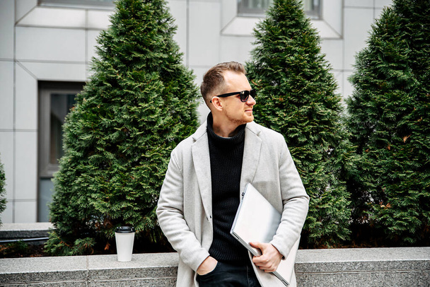 A guy in a smart casual with a laptop outdoor - Foto, Imagem