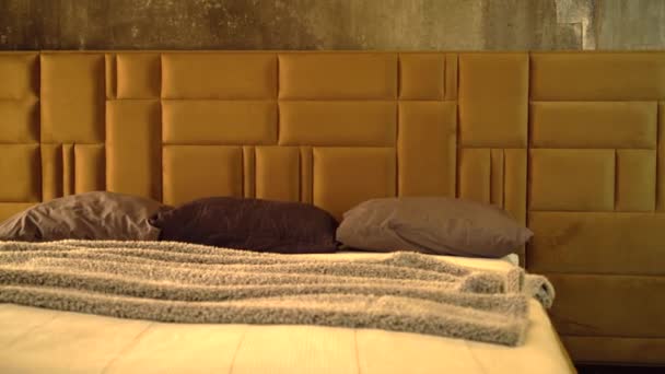 Luksusowe, beżowe, nowoczesne meble łóżkowe ze wzorzystym łóżkiem z tapicerką skórzaną - Materiał filmowy, wideo