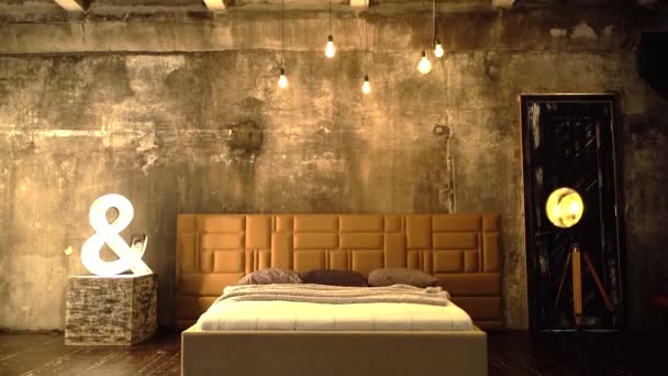 Loft Schlafzimmer Doppelbett Modernes Interieur-Design. Komfortable moderne Möbel Frontansicht - Filmmaterial, Video