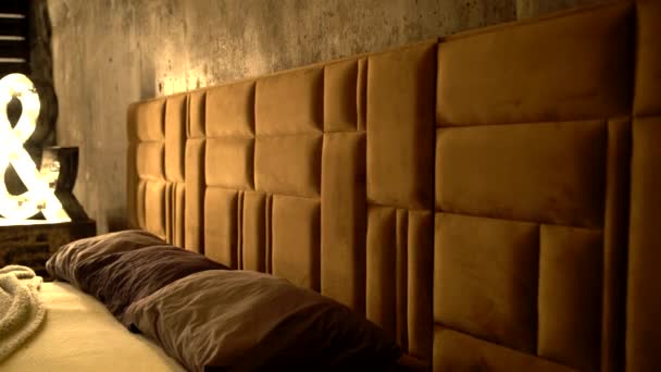 Πολυτελές διπλό κρεβάτι με μαξιλάρια - Πλάνα, βίντεο