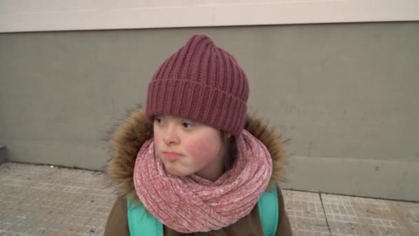 Lány Down-szindrómás séta a városban - Felvétel, videó