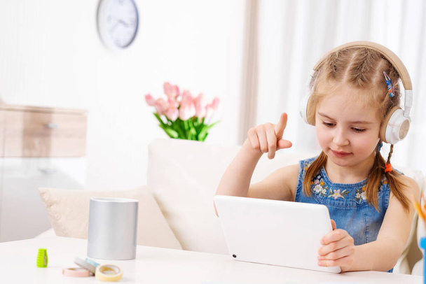 Kind spielt zu Hause am Tablet - Foto, Bild