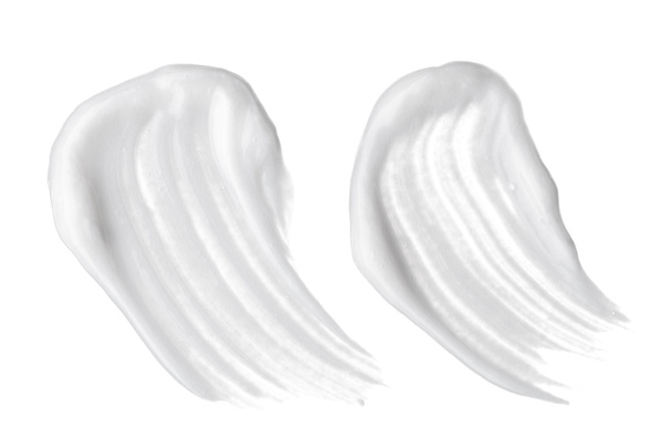 Белый мазок косметического крема или белая акриловая краска изолированы на белом фоне
. - Фото, изображение