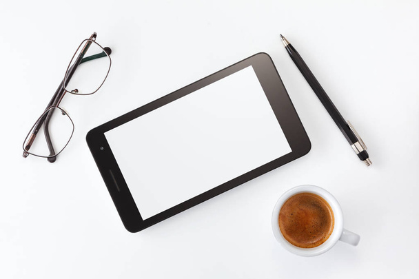 Escritorio con laptop, anteojos, auriculares, bolígrafo y una taza de café. Vista superior con espacio de copia
 - Foto, imagen