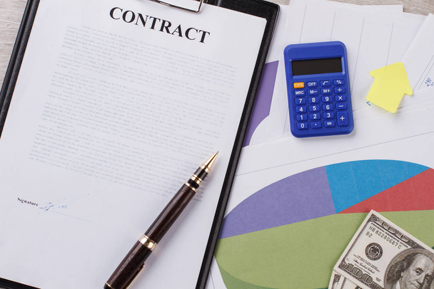 Contract, calculator and sticker. - Фото, изображение