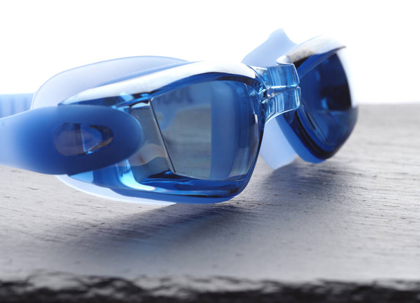 Profesjonalne niebieskie okulary do pływania na szarym tle - Zdjęcie, obraz