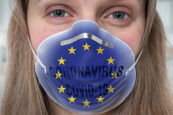 Avrupa Birliği bayrağı taşıyan solunum maskesi takan kadın Coronavirus Covid-19 salgın konsepti - Fotoğraf, Görsel