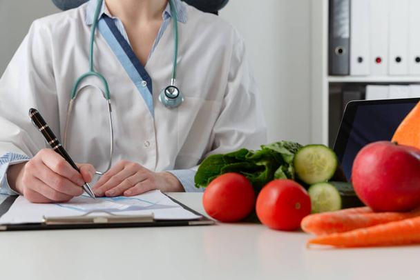 Овощное питание и медикаменты. Питатель предлагает здоровую овощную диету. При естественном освещении
 - Фото, изображение