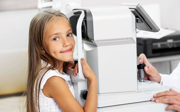 Little blond girl undergoes eye survey - Foto, immagini