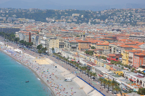 海のアルプスのニースの街の景色,フランス.イタリアの影響下のこの街の美しい明るい色 - 写真・画像