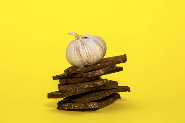 Rye crackers with caraway seeds and garlic on a yellow background. Copy space. - Foto, Imagem