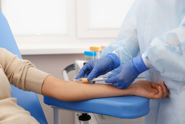 Медсестра берет настоящие образцы крови (флеботомист) для анализа у пациента (селективный фокус
) - Фото, изображение