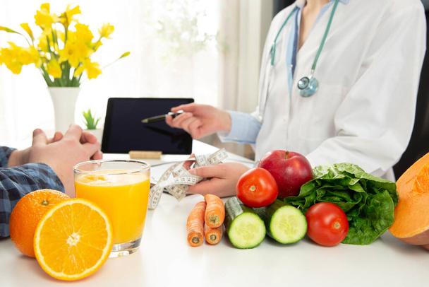 Διατροφή λαχανικών και φαρμακευτική αγωγή έννοια. Διατροφολόγος προσφέρει υγιεινή διατροφή λαχανικών. Υπό φυσικό φως - Φωτογραφία, εικόνα