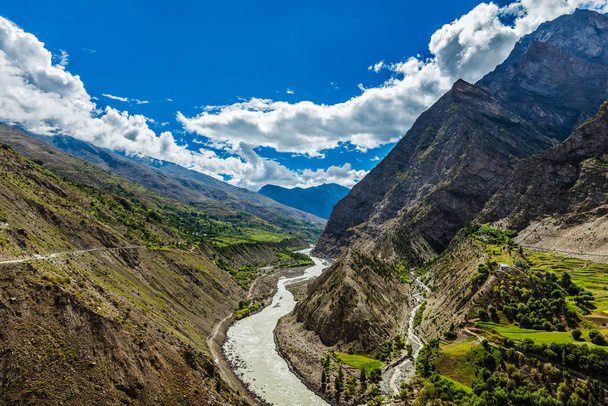 Rio Chandra no Himalaia
 - Foto, Imagem