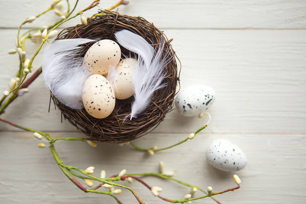 αυγά ορτυκιού στη φωλιά, πάνω όψη, ξύλινο φόντο, έννοια του Πάσχα - Φωτογραφία, εικόνα