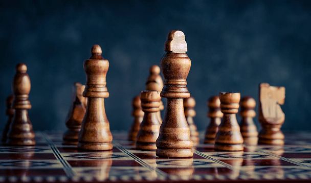 Chess pieces on reflective chess board - Zdjęcie, obraz