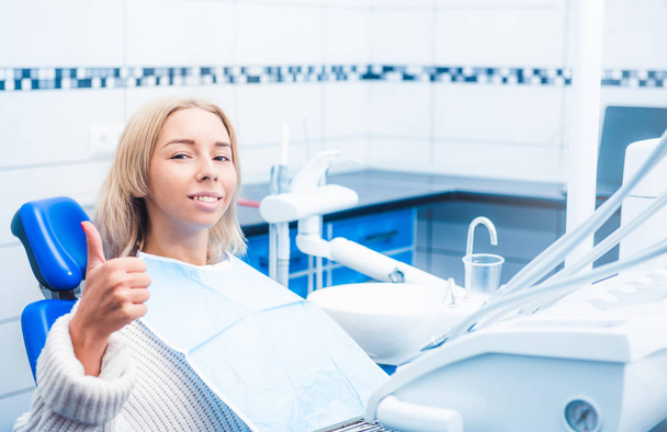 Girl in dentistry cabinet - Foto, imagen