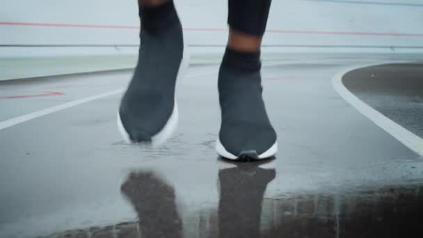 Jogger σε αθλητικά παπούτσια τρέχει επί τόπου. Πόδια ανθρώπου που τρέχουν σε πίστα αγώνων - Πλάνα, βίντεο