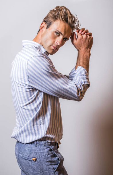 Elegantní mladý pohledný muž ve stylové modré košili. - Fotografie, Obrázek